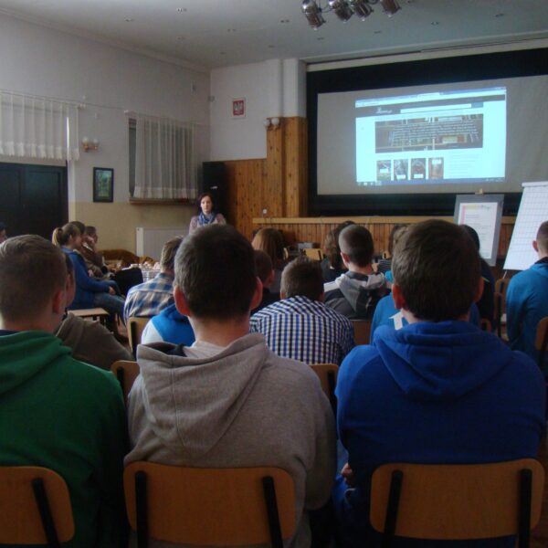 Real size Marta NiedziaĂâkowska o pracy w bibliotece internetowej (2)